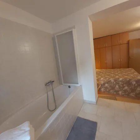 Luce With Shared Pool Apartament Zadar