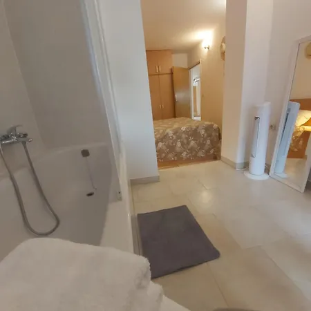 Luce With Shared Pool Apartament *